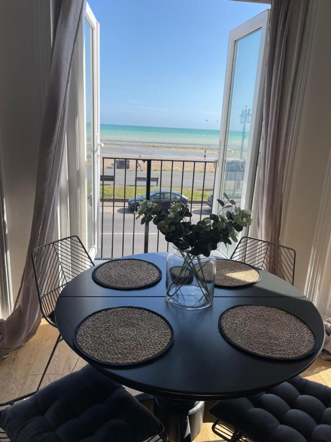 Seaview Flat With Balcony, Spacious 2 Bedroom 沃辛 外观 照片