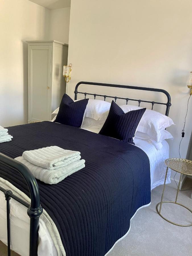 Seaview Flat With Balcony, Spacious 2 Bedroom 沃辛 外观 照片