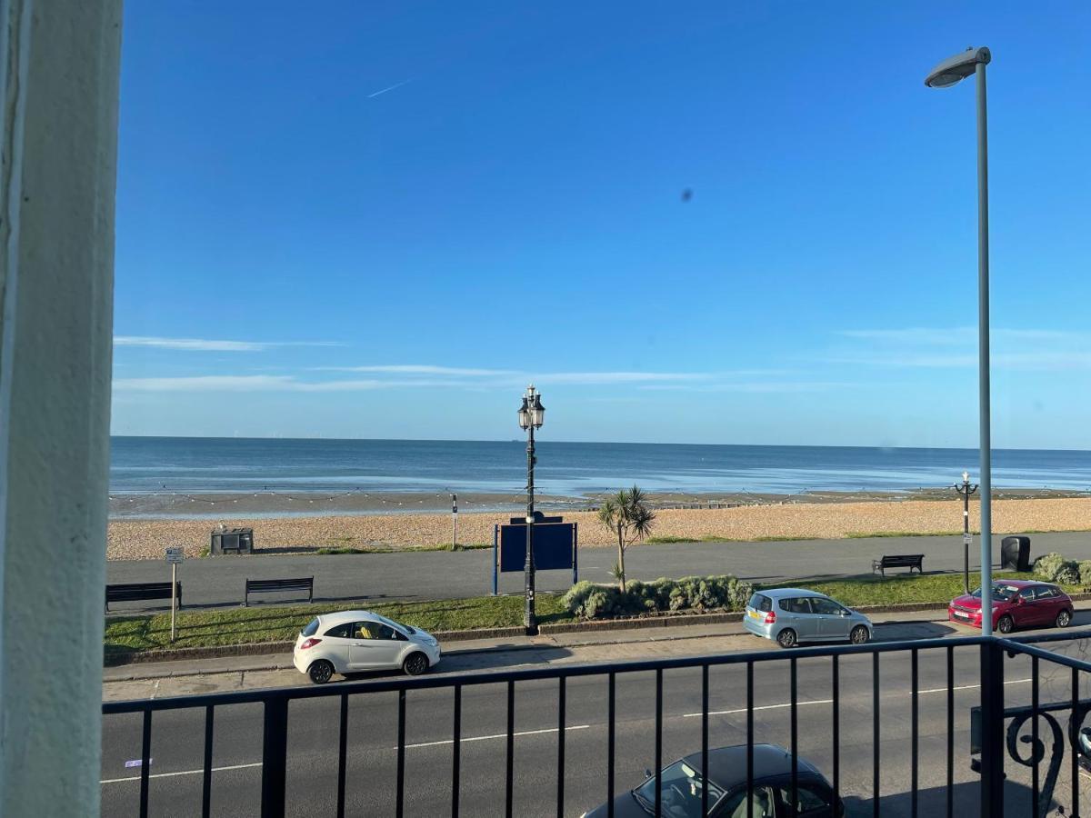 Seaview Flat With Balcony, Spacious 2 Bedroom 沃辛 外观 照片