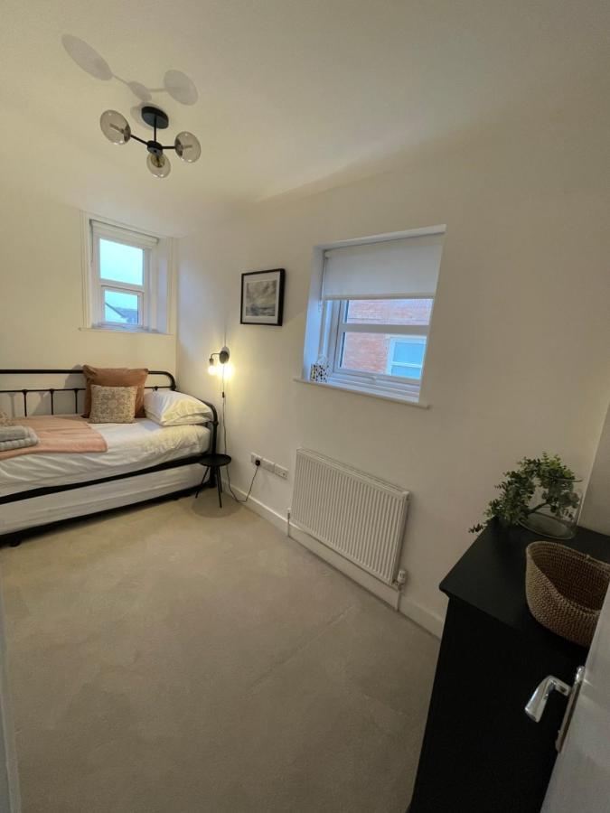 Seaview Flat With Balcony, Spacious 2 Bedroom 沃辛 外观 照片