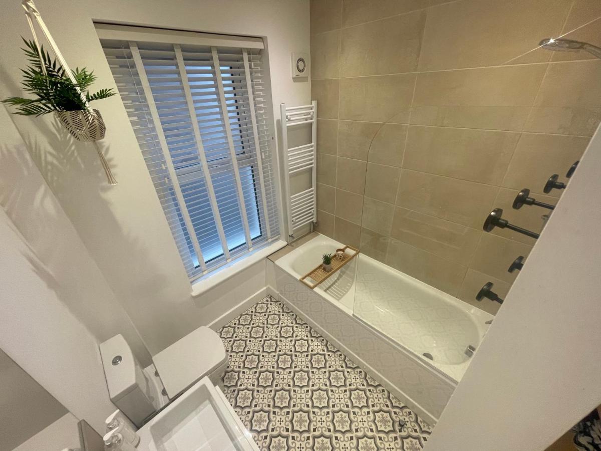 Seaview Flat With Balcony, Spacious 2 Bedroom 沃辛 外观 照片