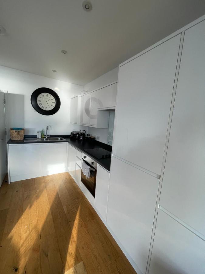 Seaview Flat With Balcony, Spacious 2 Bedroom 沃辛 外观 照片