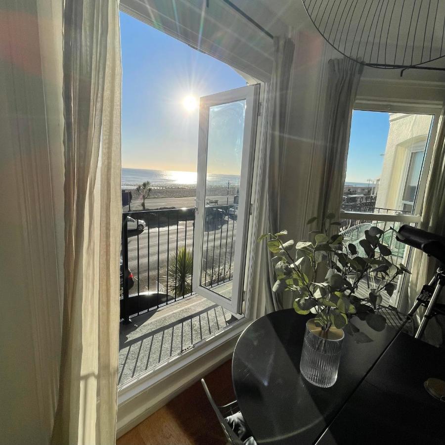 Seaview Flat With Balcony, Spacious 2 Bedroom 沃辛 外观 照片